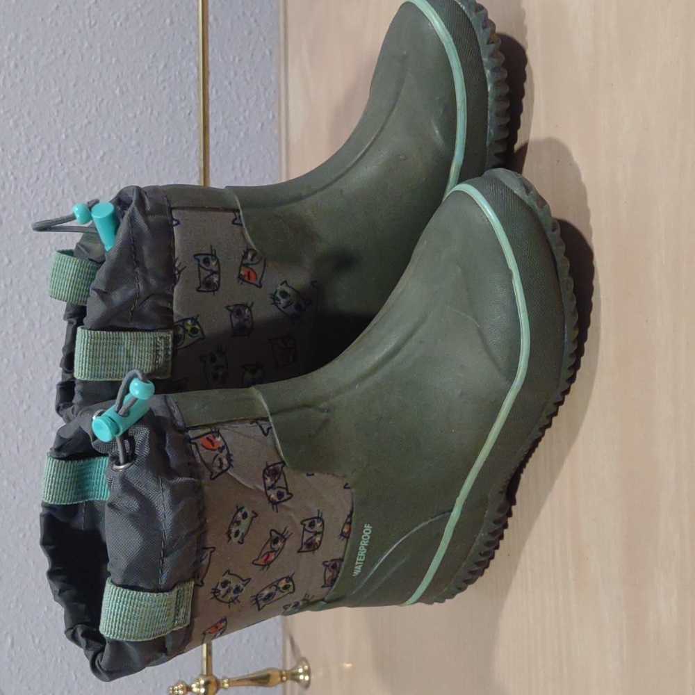 Size 9/10 Girls Grey Waterproof Boots with Cats